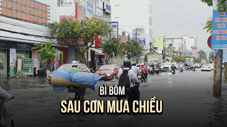 Mưa chiều bất ngờ, đường phố Cần Thơ mênh mông nước