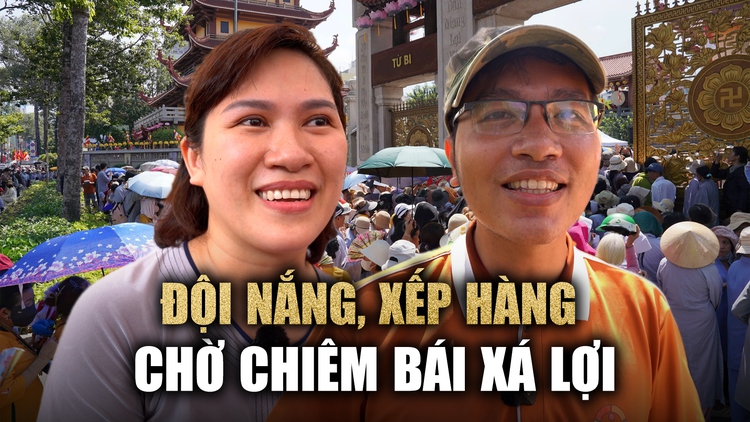 Vượt ngàn cây số, đội nắng xếp hàng chờ chiêm bái xá lợi Bồ tát Thích Quảng Đức