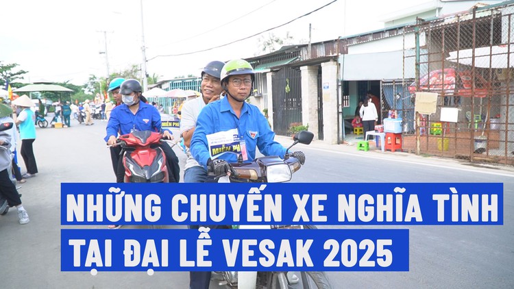 Đội ‘xe ôm’ tình nguyện hỗ trợ người dân chiêm bái xá lợi Phật