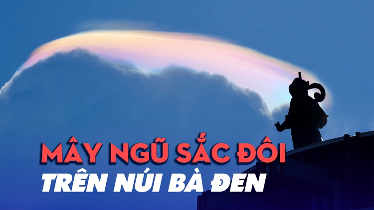 Mây ngũ sắc đôi xuất hiện ngay sau khi cung rước xá lợi Đức Phật lên núi Bà Đen