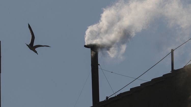 Khói trắng bốc lên từ Nhà nguyện Sistine, đã có tân giáo hoàng