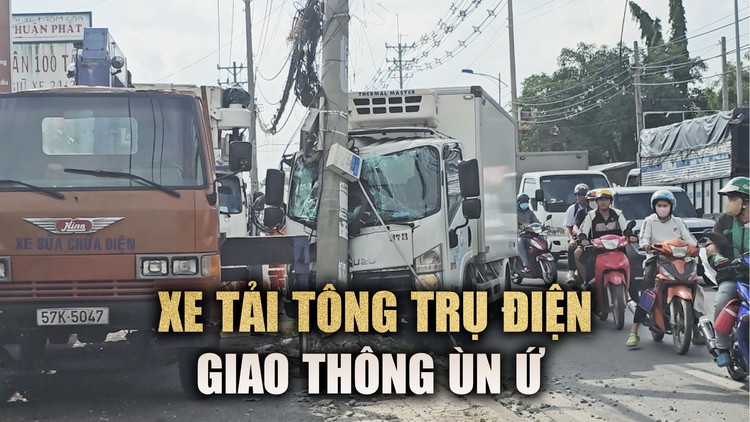 Kẹt xe kéo dài vì xe tải tông gãy trụ điện ở Hóc Môn