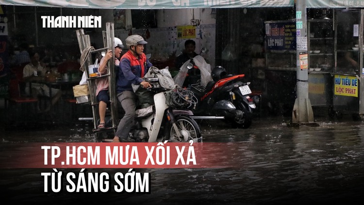 Mưa trắng xóa đầu giờ sáng, người dân lội nước đi làm