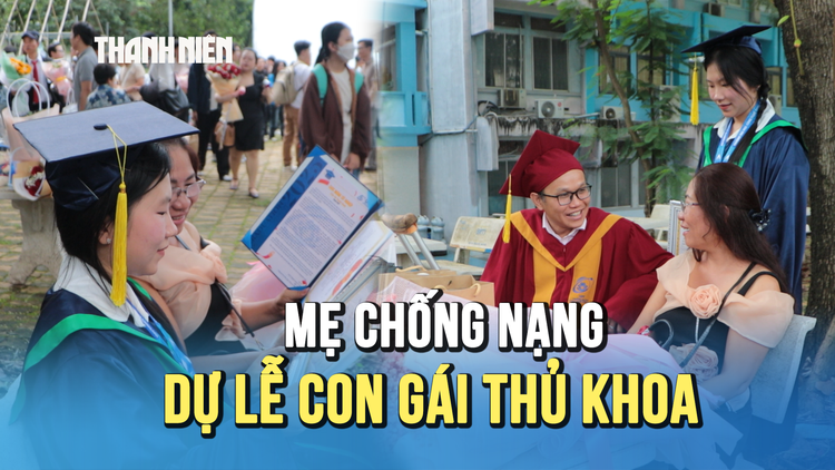 Khoảnh khắc xúc động: Người mẹ chống nạng đến dự lễ tốt nghiệp con gái thủ khoa