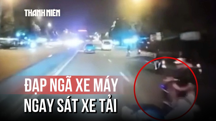 Đạp ngã xe máy ngay sát xe tải vì cho rằng 'bị tạt đầu'