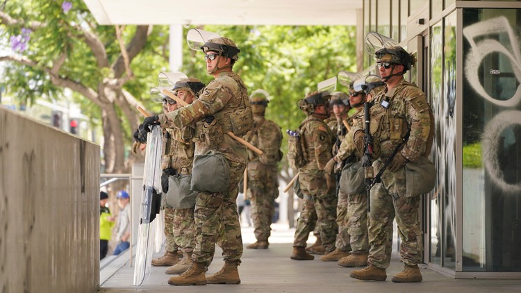 Thủy quân lục chiến vào Los Angeles, ông Trump không loại trừ biện pháp mạnh