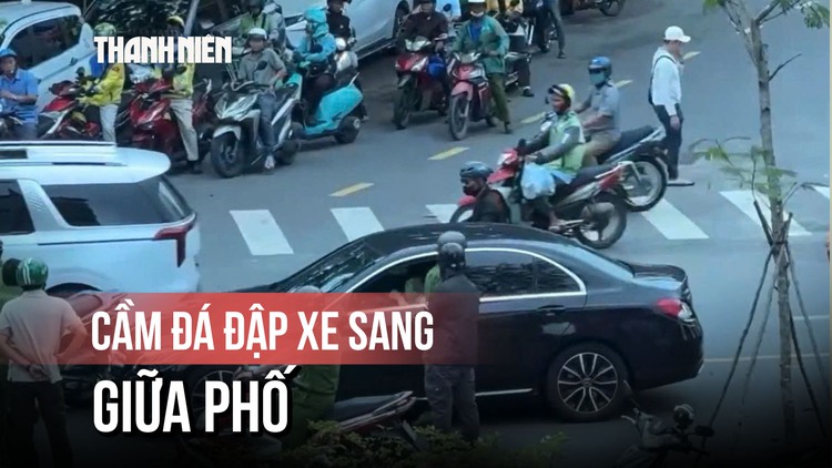 Cận cảnh khống chế người đập ô tô Mercedes trên đường Trần Não