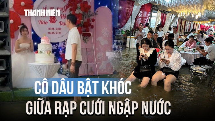 Cô dâu Huế khóc nức nở giữa rạp cưới ngập nước, khách lội nước đến dự tiệc