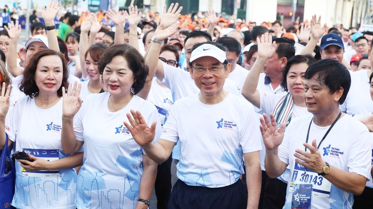 Bí thư TP.HCM cùng gần 1.000 nhà báo tham gia chạy 'Tự hào thành phố tôi yêu'