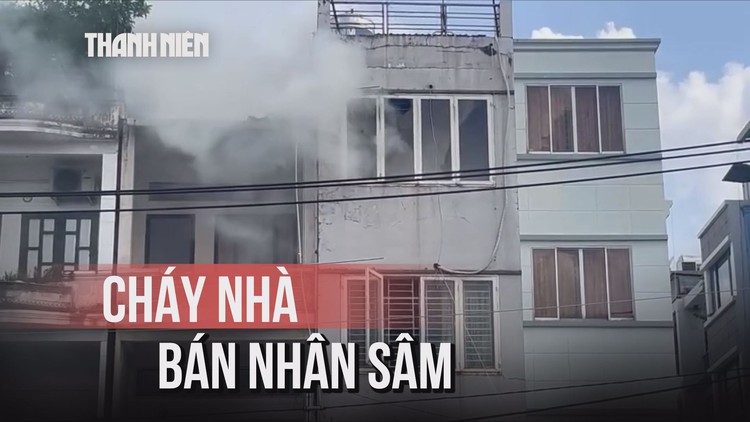Cháy tiệm nhân sâm, lính cứu hỏa đập kính dập lửa