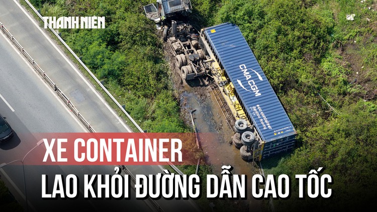 Khoảnh khắc kinh hoàng xe container lao khỏi đường dẫn cao tốc ở TP.HCM