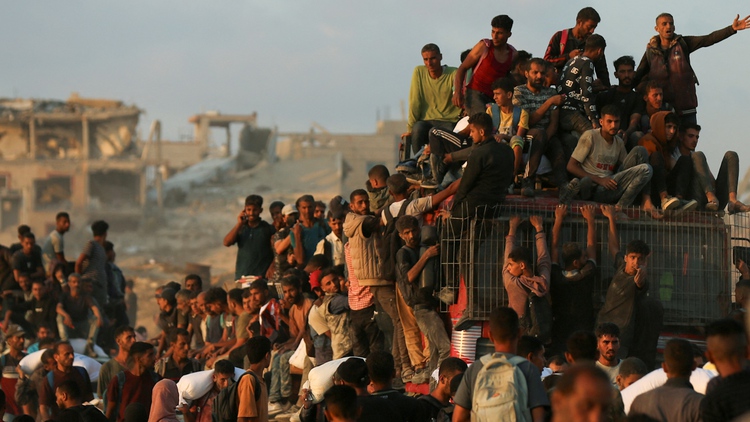 Xe tăng Israel nã đạn giết chết nhiều người dân Gaza chờ cứu trợ