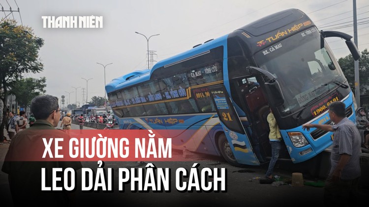 Chật vật vì ùn tắc sau sự cố xe khách suýt lật