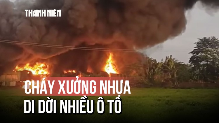 Xưởng nhựa tan hoang sau trận cháy kinh hoàng ở vùng ven TP.HCM