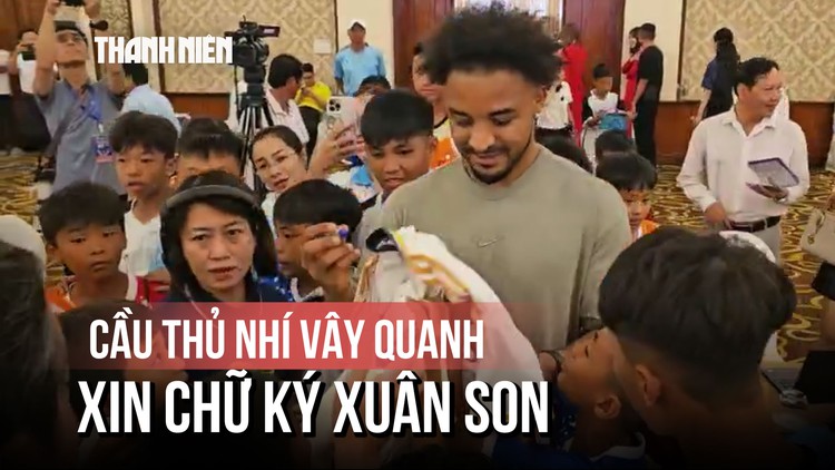 Xuân Son ‘mỏi tay’ ký tặng cầu thủ nhí dự cúp Truyền hình BRT
