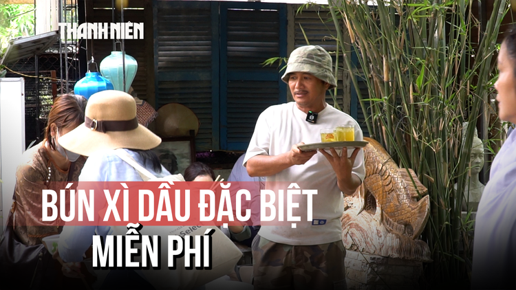 Món bún có 1 không 2 phục vụ dòng người chiêm bái xá lợi Phật