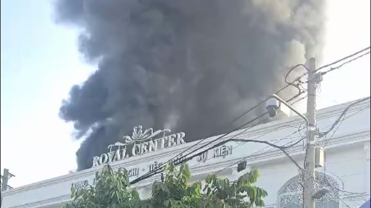 Khói đen cuồn cuộn từ trung tâm tiệc cưới ở TP.HCM