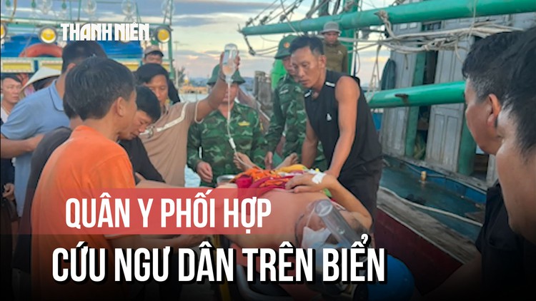 Chiến sĩ quân y cấp cứu 1 ngư dân qua thiết bị đàm thoại