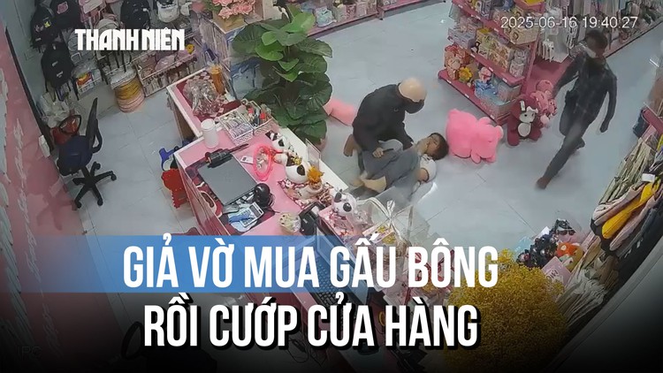 Cô gái khóc thét khi bị 2 kẻ cướp kề dao khống chế trong cửa hàng
