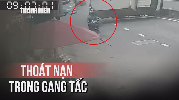 Khoảnh khắc thoát nạn trong gang tấc khi xe tải lật ngang
