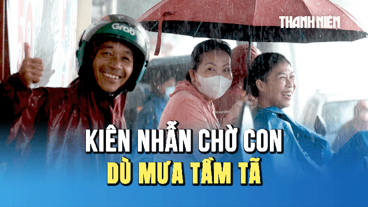 Thi tốt nghiệp THPT môn toán: Kiên nhẫn chờ con dù mưa tầm tã