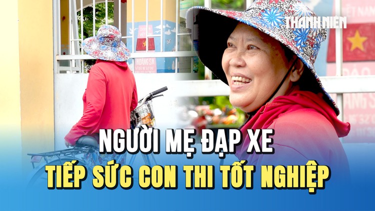 Người mẹ lặng lẽ đạp xe tiếp sức con trong kỳ thi tốt nghiệp THPT