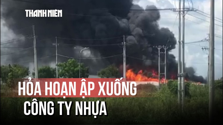 Công ty nhựa cháy dữ dội, xe máy trơ khung