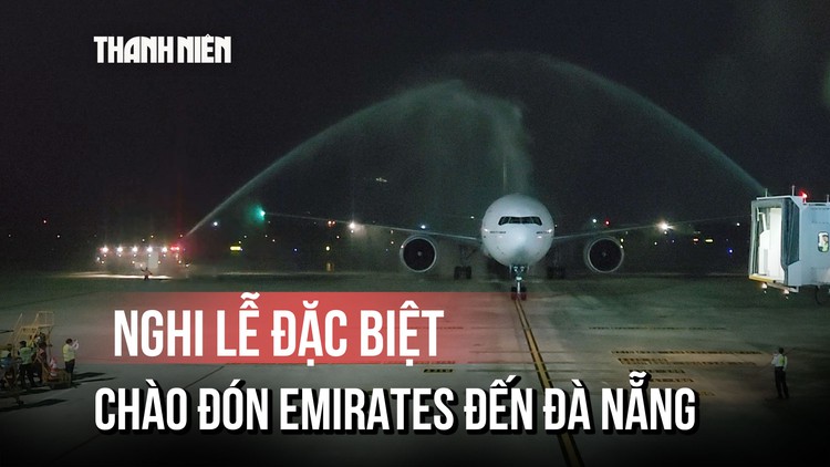 Xem màn phun nước vòi rồng chào đón 'đại bàng' Emirates đến Đà Nẵng
