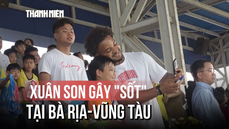 Xuân Son gây 'sốt' với cầu thủ nhí, cực thân thiện và tươi tắn với CĐV