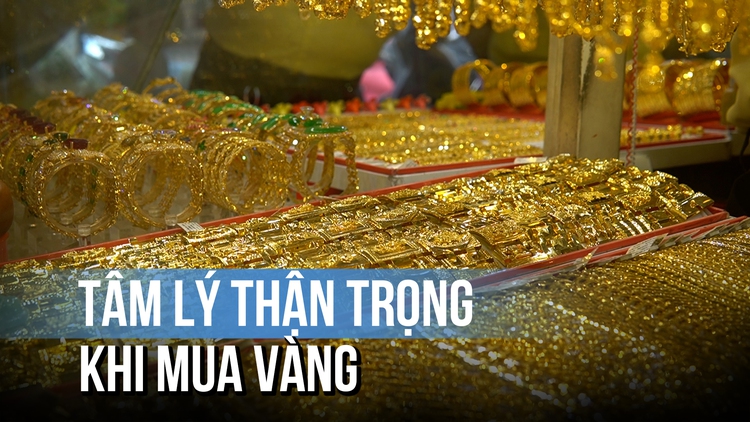 Giá vàng biến động, tiệm vàng nơi đông nơi vắng: 'Cũng có chút e dè'