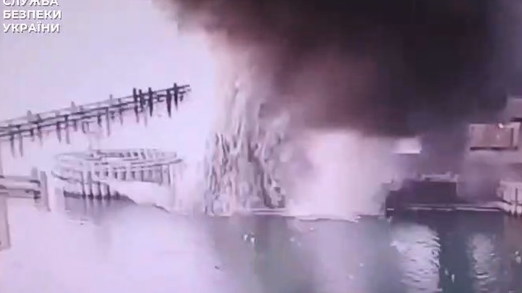 Ukraine lại đánh cầu Crimea