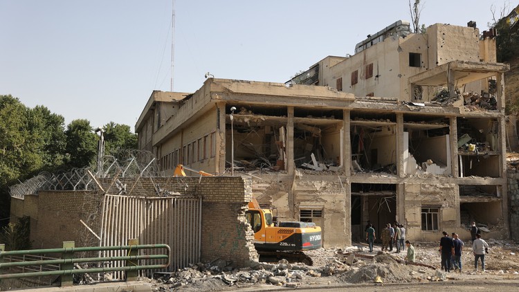 Iran nói 71 người chết trong nhà tù bị Israel không kích