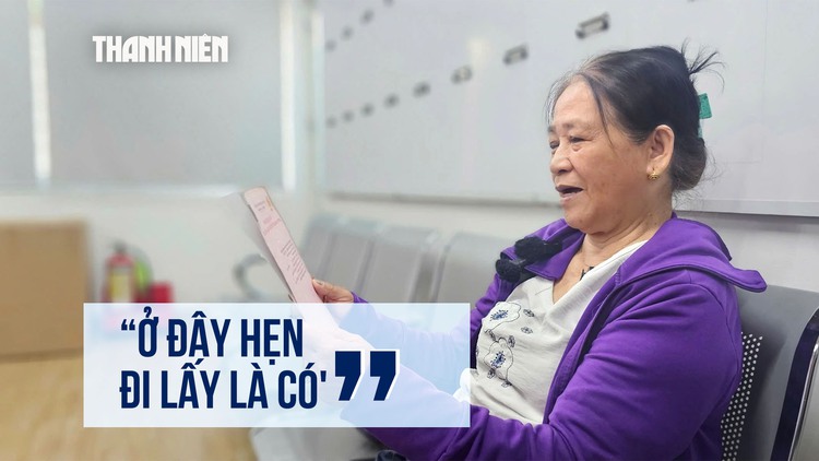 Người dân xã Hóc Môn mới đi làm giấy tờ: 'Ở đây hẹn đi lấy là có'