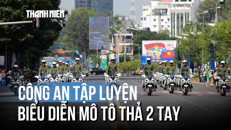 Công an luyện tập biểu diễn mô tô thả 2 tay gây 'sốt' MXH