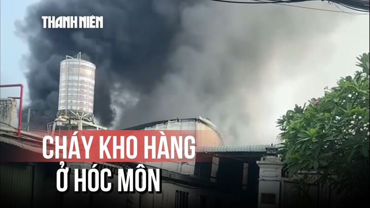 Cháy kho hàng ở Hóc Môn, dân bất lực trước lửa dữ