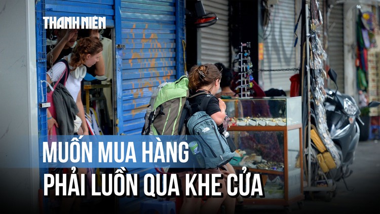 Buôn bán bất thường mùa du lịch, khách luồn qua khe cửa mua hàng: Vì sao?