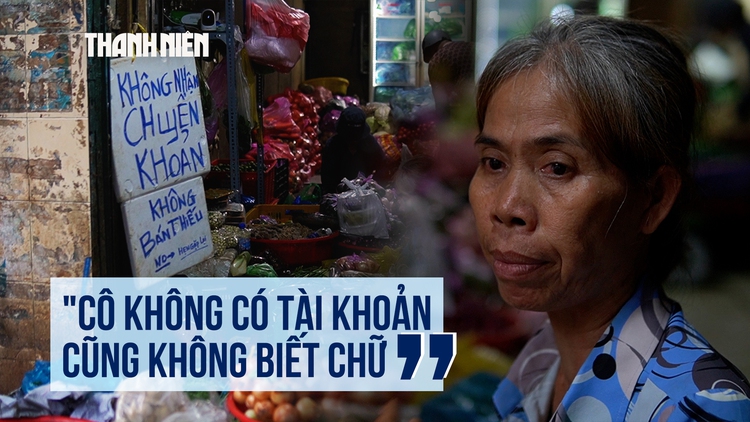 Tiểu thương lớn tuổi không nhận chuyển khoản: Nơi không biết xài điện thoại, nơi không biết chữ