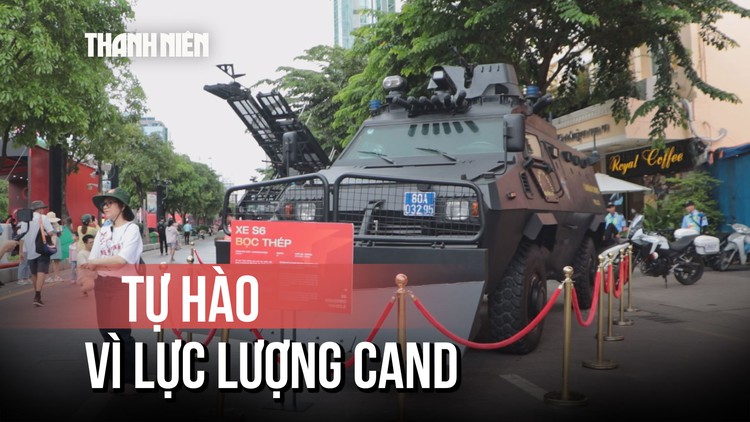 Không quản đường xa, không ngại nắng hè: Người dân tề tựu vì niềm tin vào CAND