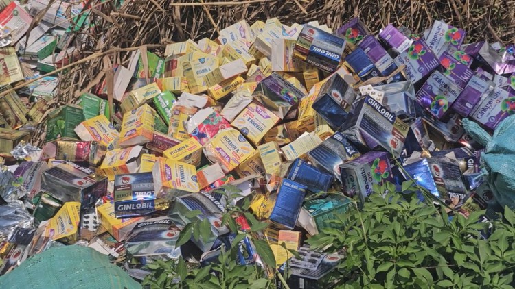 Xôn xao vì hàng ngàn hộp, lọ thực phẩm chức năng bị đổ trộm ở Bình Chánh