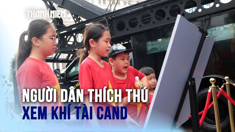 Người dân ‘choáng ngợp’ khi xem khí tài CAND