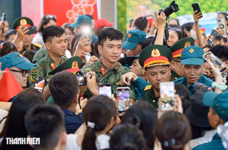 Nhiều người chờ gặp thượng úy Lê Hoàng Hiệp, quân đội phải mở lối đi