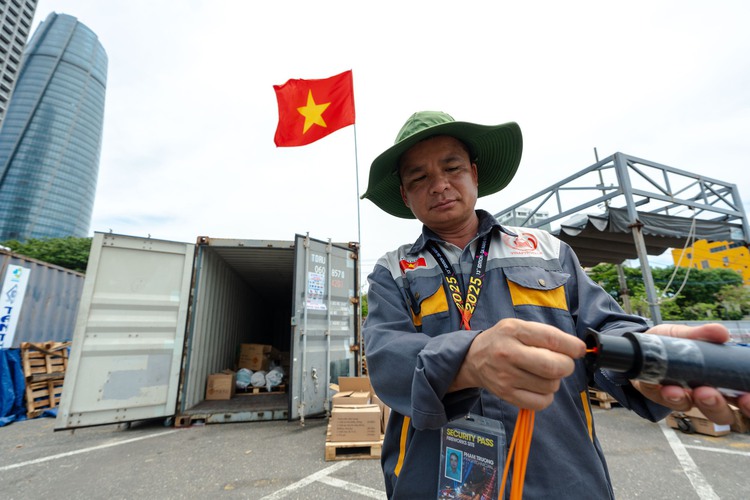 Z121 lần đầu 'khai hỏa', sông Hàn chờ khoảnh khắc bùng nổ khát vọng Việt