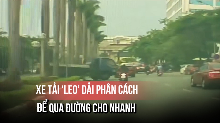 Xử phạt tài xế xe tải ‘leo’ dải phân cách qua đường cho nhanh 