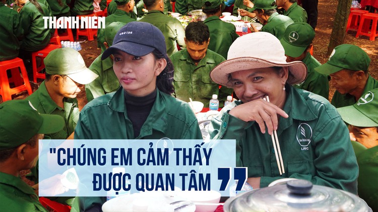 Ấm áp bữa cơm công nhân giữa rừng cao su Đồng Nai