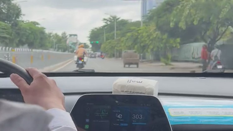 CSGT hú còi mở đường đưa bé đi cấp cứu, tài xế taxi đăng bài cảm ơn