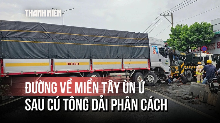 Xe tải tông dải phân cách, đường về miền Tây chật vật giữa trời mưa