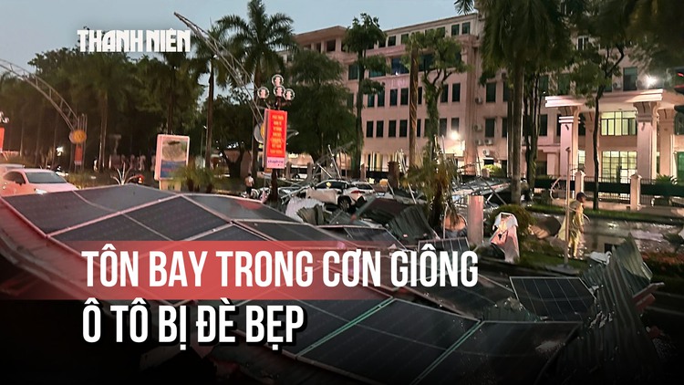 Thanh Hóa: Giông lốc thổi bay mái tôn, đè bẹp ô tô