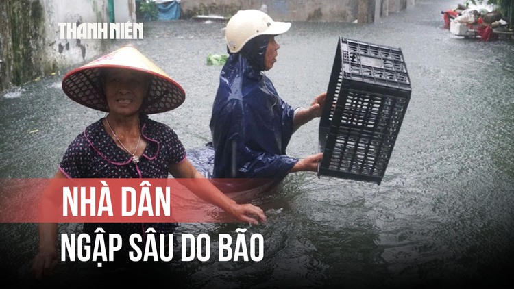 Bão số 3 (Wipha): Người dân Thanh Hóa lội nước ngang bụng dọn đồ đạc chống bão