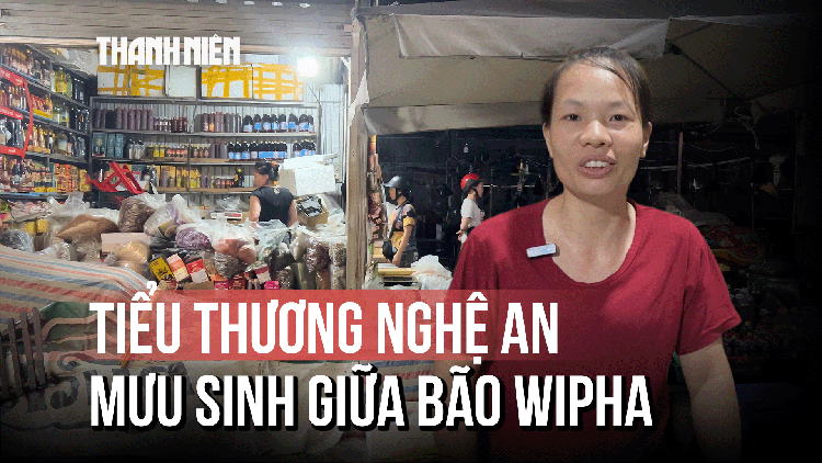 Tiểu thương Nghệ An vẫn mua bán giữa bão Wipha