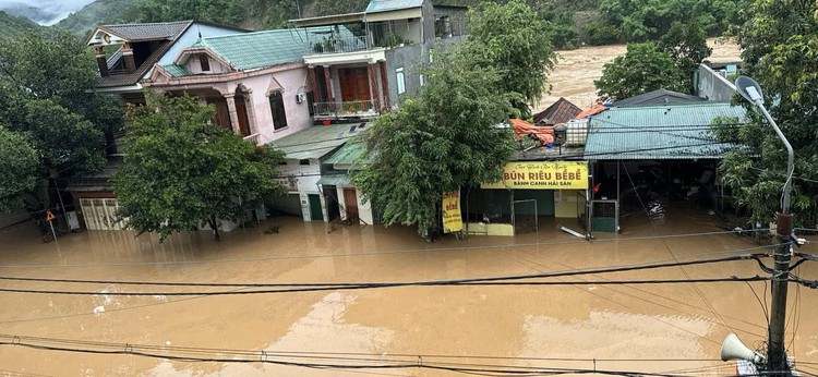 Lũ lớn chưa từng có tại Nghệ An, người dân không kịp trở tay